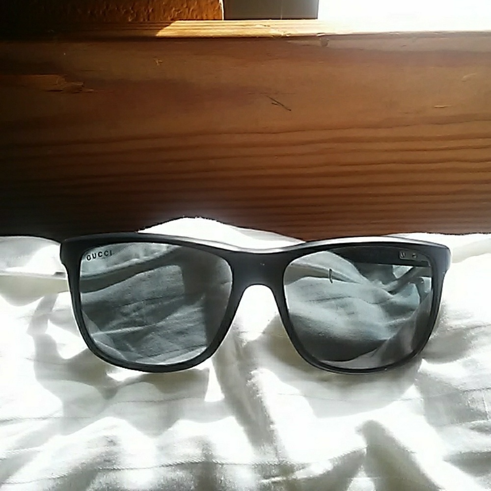 GUCCI: Blue Framed Sunglasses